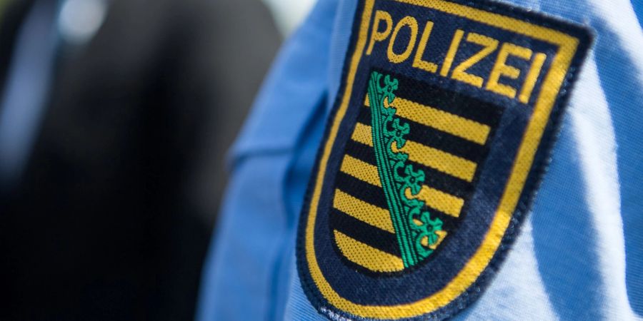 Nach der Attacke im sächsischen Sebnitz ermittelt die Dresdner Polizei wegen gefährlicher Körperverletzung, Beleidigung und Hausfriedensbruch.