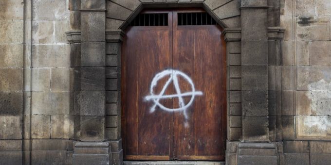 Das Anarchie-Symbol gesprayt auf einer Tür. (Symbolbild) Anarchie-Symbol