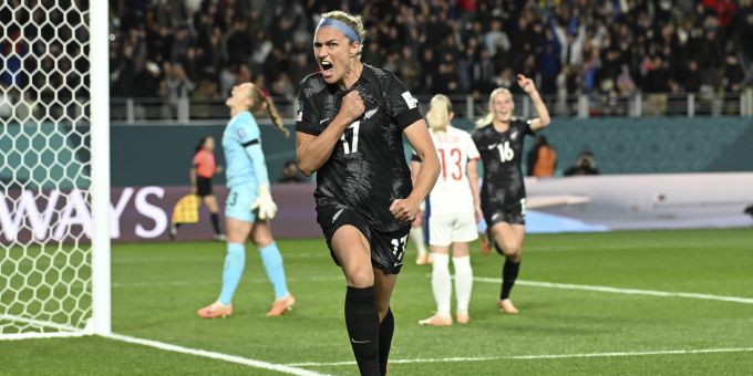 Hannah Wilkinson feiert ihr Tor zum 1:0 für Neuseeland gegen Norwegen an der Frauen-WM 2023. Frauen-WM Neuseeland Norwegen