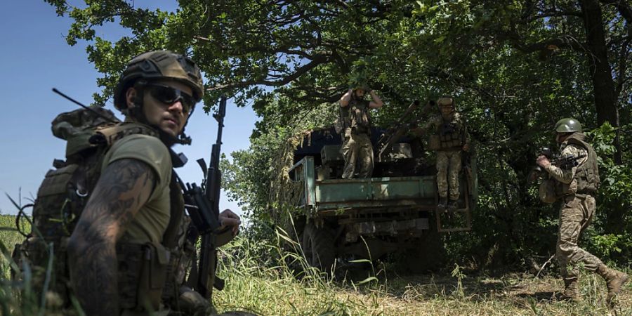 Ukrainische Soldaten bereiten eine Flugabwehrkanone vom Typ ZU-23 vor. Foto: Evgeniy Maloletka/AP/dpa