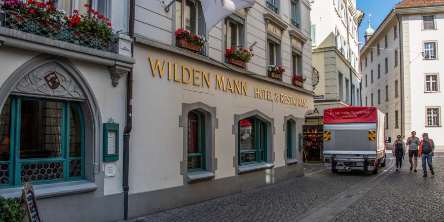 Das Hotel und Restaurant Wilden Mann bei der Bahnhofstrasse in der Stadt Luzern.