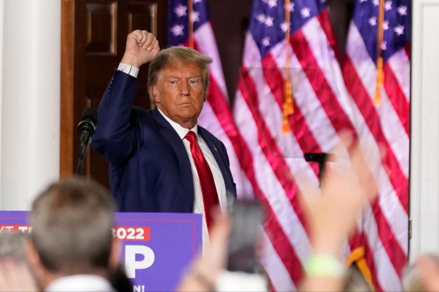 Trotz der schweren Vorwürfe gegen ihn gibt Donald Trump sich siegessicher und plädiert vor Gericht auf «nicht schuldig». Auch seine Fans stehen noch hinter ihm und unterstützen ihn bei einer