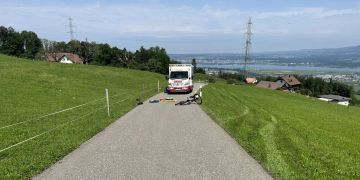 E-Bike-Fahrer stürzt