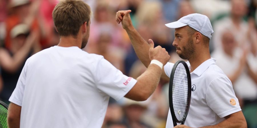 Müssen sich aus Wimbledon verabschieden: Kevin Krawietz (l) und Tim Pütz.