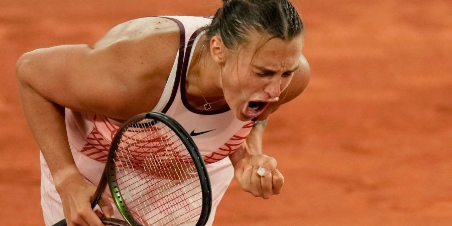 Aryna Sabalenka jubelt nach ihrem Sieg.