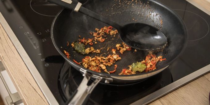Asiatische Gewürze werden in einer Wokpfanne angebraten. An Hauptzutaten sollten nicht mehr als fünf verwendet werden. Asiatische Gewürze werden in einer Wokpfanne angebraten. An Hauptzutaten sollten nicht mehr als fünf verwendet werden.