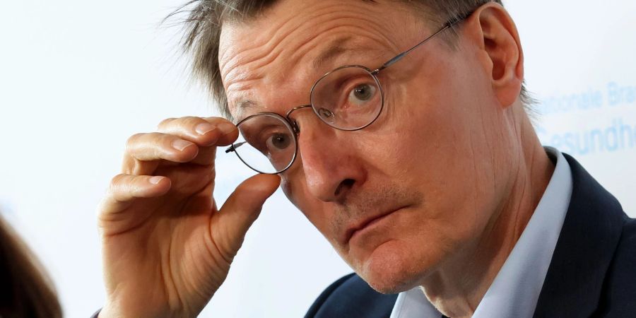 Bundesgesundheitsminister Karl Lauterbach schliesst Leistungskürzungen aus: «Daher muss im nächsten Jahr der Beitragssatz steigen.»