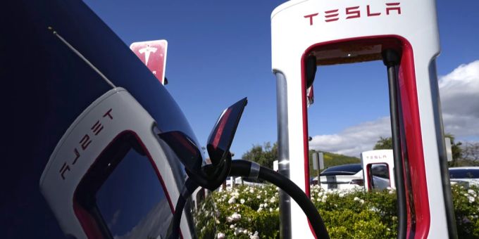 Tesla plant die Etablierung seiner Ladetechnik als US-Standard. (Symbolbild) Tesla Ladesäule Supercharger