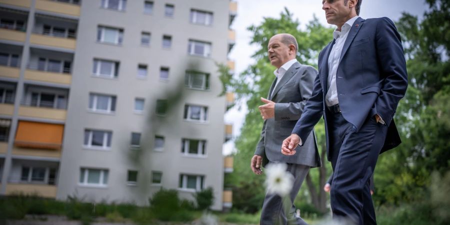 Bundeskanzler Olaf Scholz (SPD, l) trifft Frankreichs Präsident Emmanuel Macron in Paris.