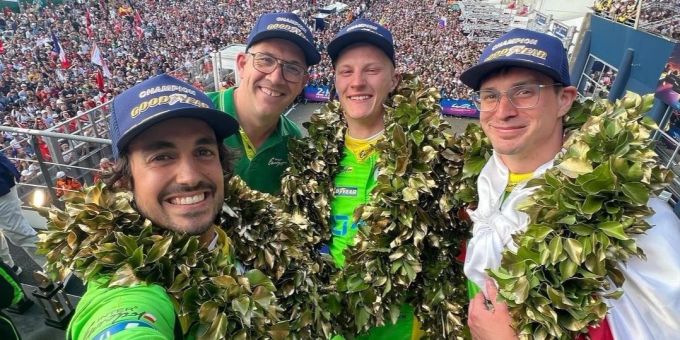Fabio Scherer (2.v.r.) gewinnt die LMP2-Klasse bei den 24 Stunden von Le Mans. Fabio Scherer Le Mans