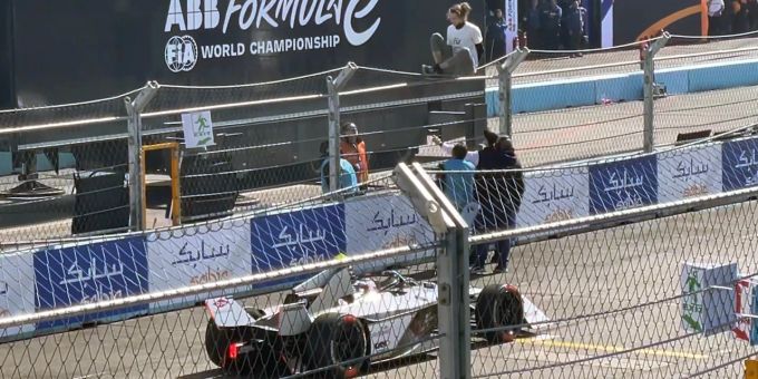 Protest-Kommentar - Klima-Kleber bei der Formel E? Lebensgefährlich!