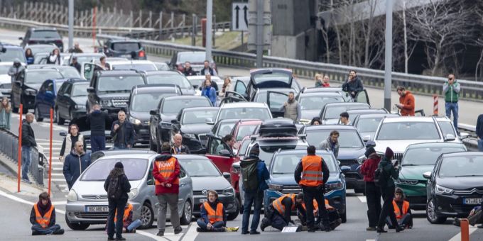 Stau nimmt ab - Klima-Aktivisten vom Gotthard wieder auf freiem Fuss