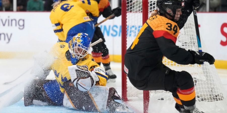 Deutschlands Celina Haider (r) traf gegen Schweden doppelt.