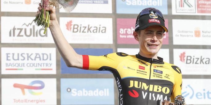 Jonas Vingegaard jubelt nach seinem Sieg bei der Baskenland-Rundfahrt. Vingegaard