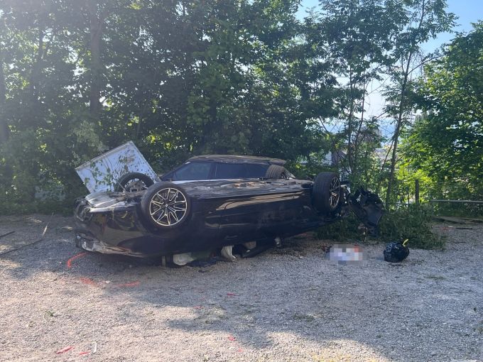 Der Fahrer sowie die Beifahrer wurden bei dem Unfall verletzt. Unfall Rorschacherberg