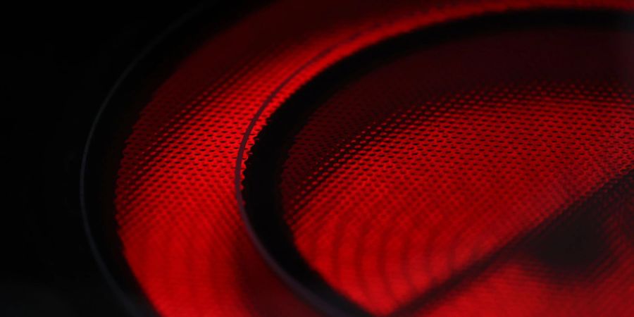 Das leuchtende Cerankochfeld eines eingeschalteten Kochherdes: Die Haushalte in Deutschland haben ihren Strom- und Gasverbrauch im vergangenen Jahr einer Auswertung des Vergleichsportals Check24 zufolge teils deutlich zurückgeschraubt.