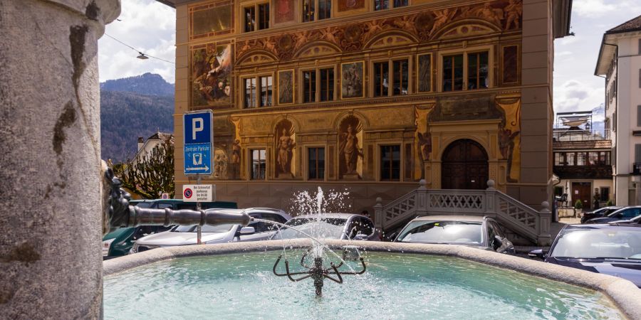 Stadt Brunnen vor dem Rathaus der Gemeinde Schwyz.