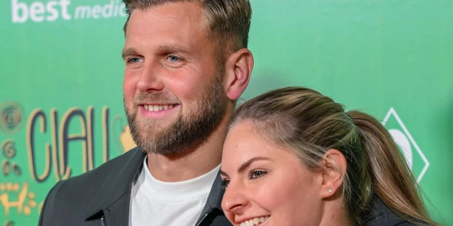 Nationalstürmer Niclas Füllkrug fühlt sich mit Ehefrau Lisa und seiner Familie in Bremen pudelwohl.
