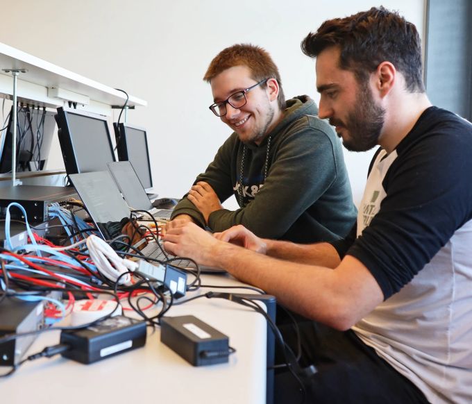 Der Unterricht an der HFIE findet jeweils am Montagabend und Mittwoch ganztags statt. HFIE Infomatik Studiengang