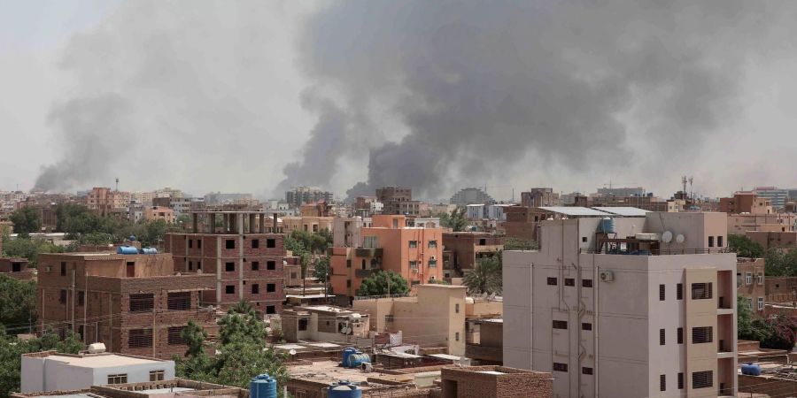 Rauch steigt über der Skyline der Stadt Khartum im Sudan auf.