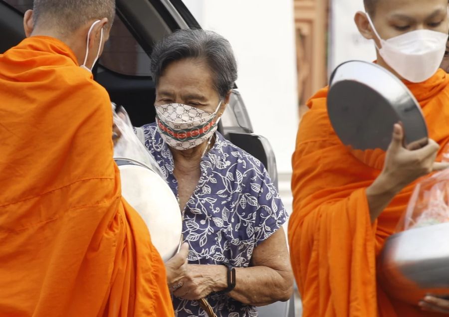 Die Menschen in Thailand tragen draussen Masken, um sich vor dem Smog zu schützen. Ein Schweizer vor Ort erzählt: «Ich merke jeweils, dass mein Hals zu kratzen anfängt».