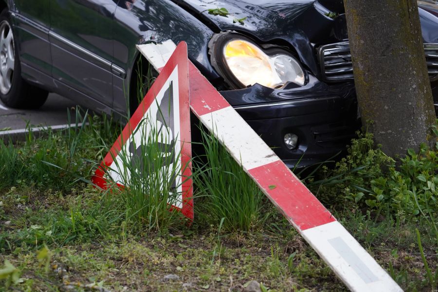 Der Fahrer verlor die Kontrolle und fuhr in einen Baum.