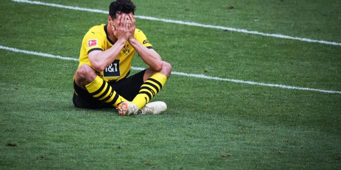 Dortmunds Mats Hummels sitzt nach dem Abpfiff enttäuscht auf dem Rasen. Dortmunds Mats Hummels sitzt nach dem Abpfiff enttäuscht auf dem Rasen.