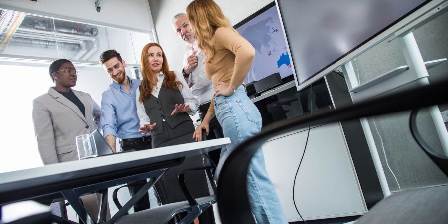 Teamfähig zu sein, kann viele verschiedene Dinge bedeuten. Was einen selbst auszeichnet, sollte man allerdings vor einer Bewerbung herausfinden.