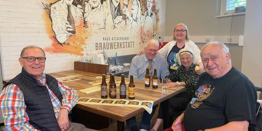 Auch das Etikettieren von Bier aus eigener Produktion zählt zu den Aufgaben im Altersheim.