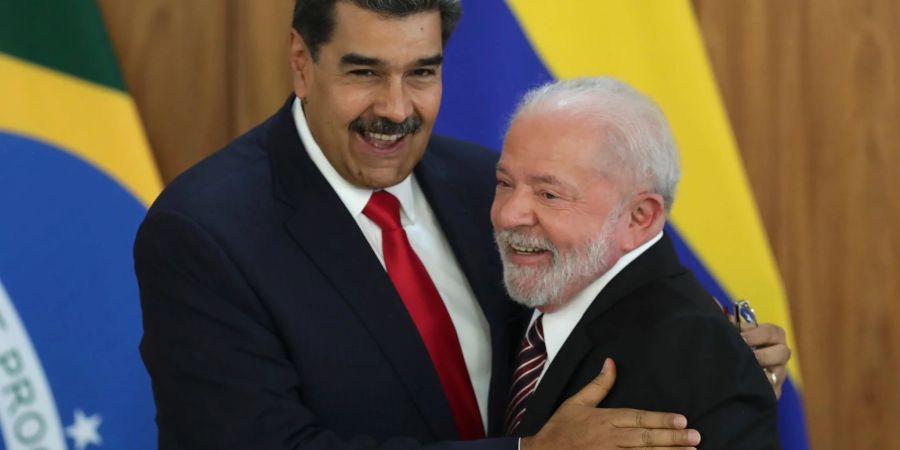 Nicolas Maduro (l), Präsident von Venezuela, umarmt Brasiliens Präsidenten Luiz Inacio Lula da Silva (r) nach einer gemeinsamen Pressekonferenz.