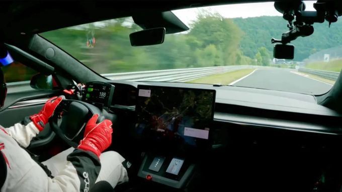 Der Rekord wurde übrigens mit dem Yoke-Wheel, also dem kontrovers diskutierten Steuerhorn gefahren Tesla Model S Plaid