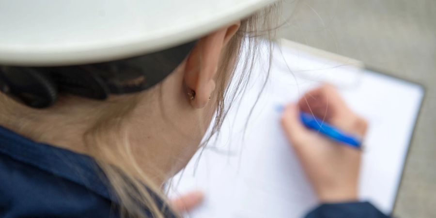Ortstermin ist Pflicht: Bei der Bauabnahme sollte man sich nicht auf reinen Schriftverkehr einlassen, sondern lieber einen Sachverständigen hinzuziehen.