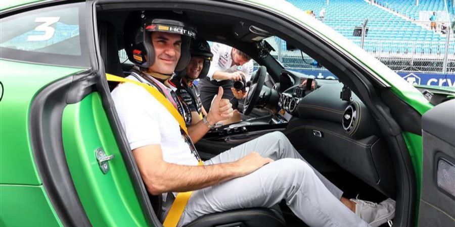 An der Seite von Mick Schumacher dreht der Tennis-Maestro eine Runde im Mercedes AMG auf der F1-Rennstrecke.