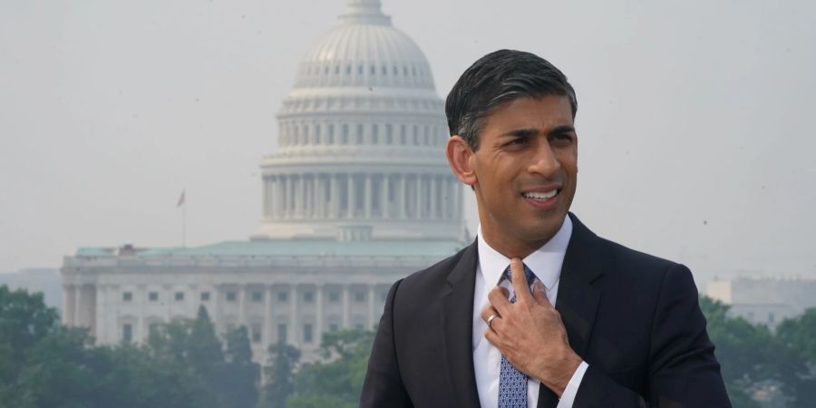 Grossbritanniens Premierminister Rishi Sunak spricht während seines Besuchs in Washington mit Journalisten.