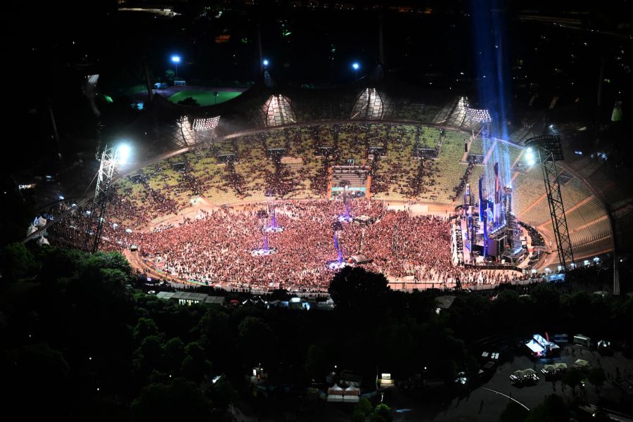 Zuschauer verlassen nach Ende des Konzerts der Band Rammstein das Olympiastadion.