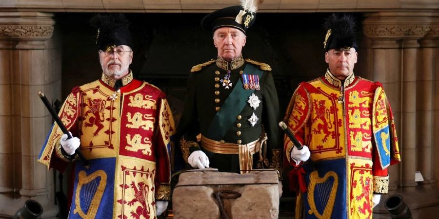 Der schottische Krönungsstein wird in den Krönungsstuhl der Westminster Abbey eingesetzt. Nach einer feierlichen Aussegnung ist er auf dem Weg von Edinburgh nach London.