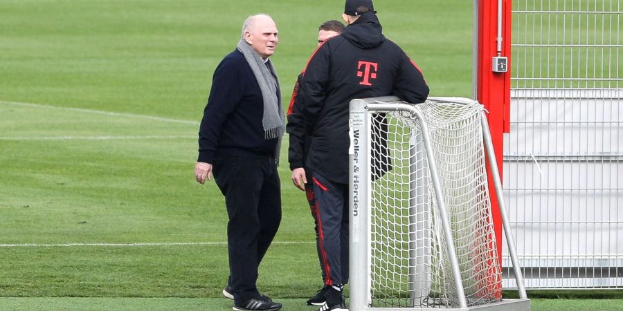 Uli Hoeness (l-r) und Chef-Trainer Thomas Tuchel im Gespräch auf dem Trainingsplatz. Es geht um die Meisterschaft.