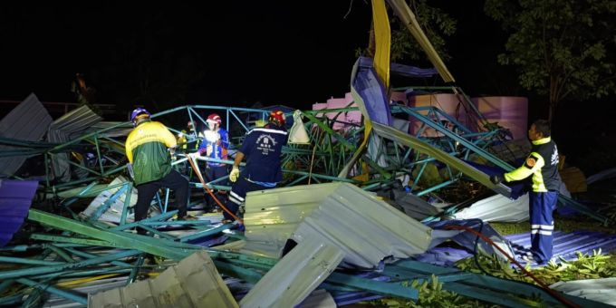 Thailändische Rettungskräfte am Tatort eines eingestürzten Metalldachs auf einem Gebäude der Wat Nern Por-Grundschule in der Provinz Phichit im Norden Thailands, Montag, 22. Mai 2023. Thailand Dach eingestürzt
