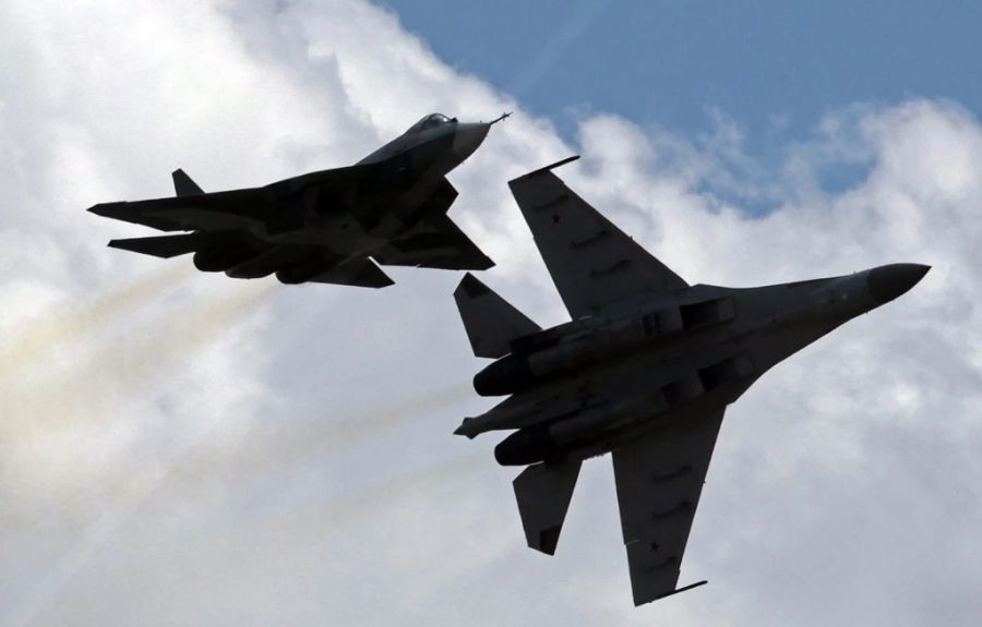 Zwei russische Kampfjets des Typs Suchoi Su-35 bei einer Flugshow über Moskau.