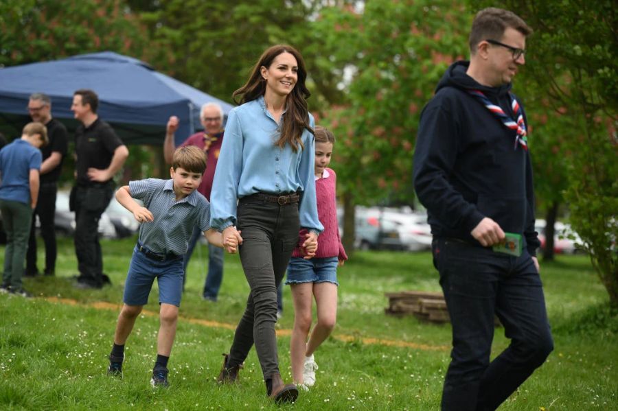 Prinzessin Kate Middleton mit zwei ihrer Kinder - auch dieses Bild entstand nach der Krönung.