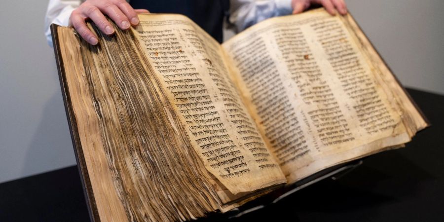 Der sogenannte «Codex Sassoon» ist für rund 38 Millionen Dollar versteigert worden.