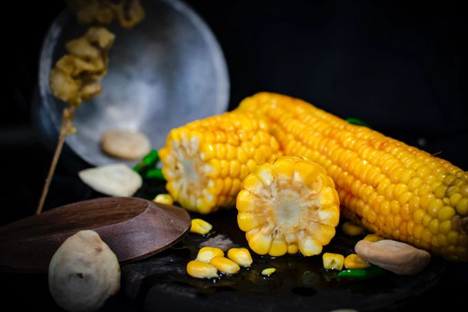 In der Grillsaison sind Maiskolben eine beliebte Beilage. Maiskolben
