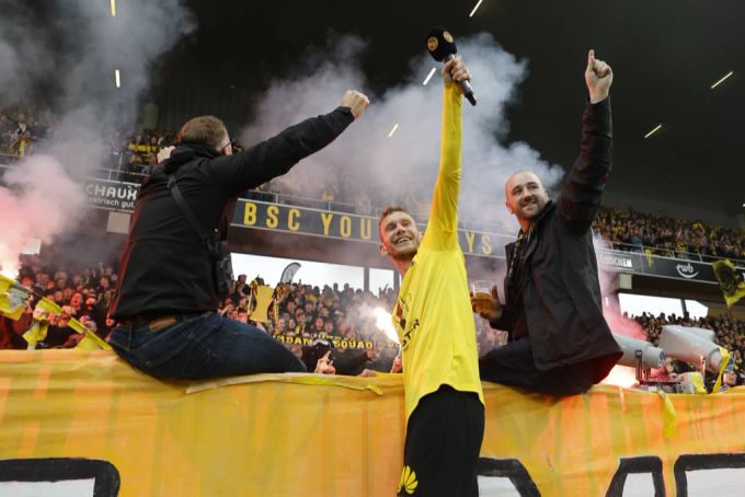 Fabian Lustenberger, Captain von YB, feiert den Meistertitel bei den Fans. YB