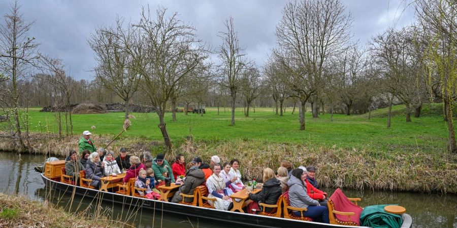 Der Spreewald startet mit Kahnfahrten und Trachten in den Sommer.