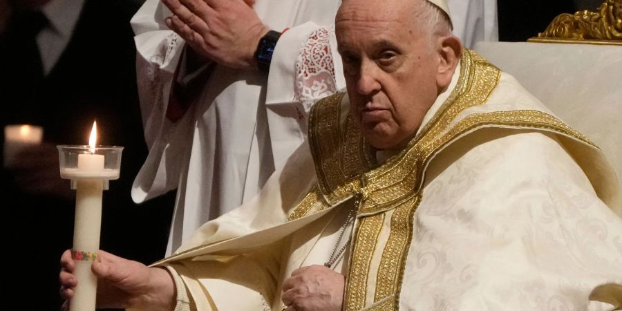 Gemeinsam mit rund 8000 Gläubigen feiert Papst Franziskus die Osternacht im Petersdom im Vatikan.