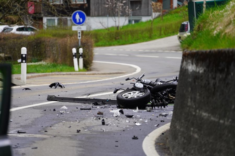 Zwei Motorradfahrer mussten ins Spital gebracht werden.