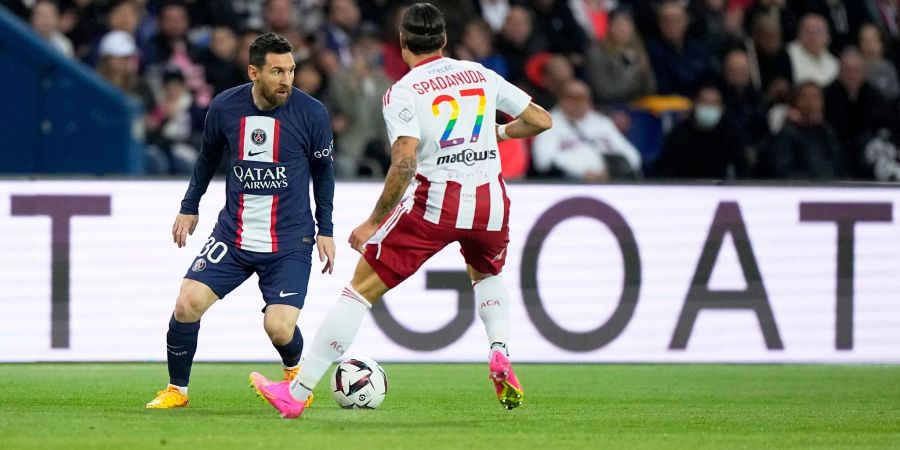 Lionel Messi (l) feierte mit PSG einen Kantersieg.