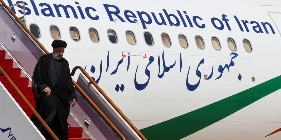 Ebrahim Raisi, Präsident des Iran, kommt zu einem zweitägigen Besuch auf dem internationalen Flughafen von Damaskus an.
