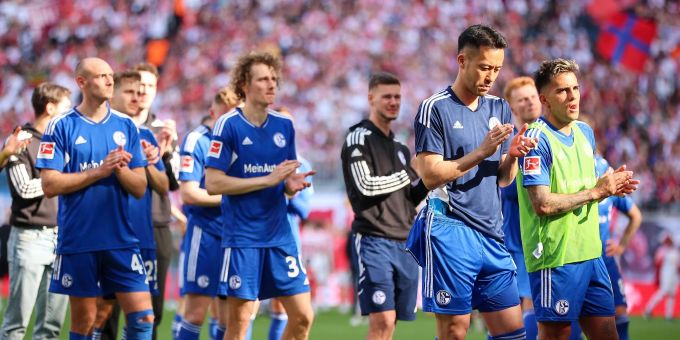 Der FC Schalke 04 steigt nach der Niederlage gegen Leipzig in die 2. Bundesliga ab. Der FC Schalke 04 steigt nach der Niederlage gegen Leipzig in die 2. Bundesliga ab.
