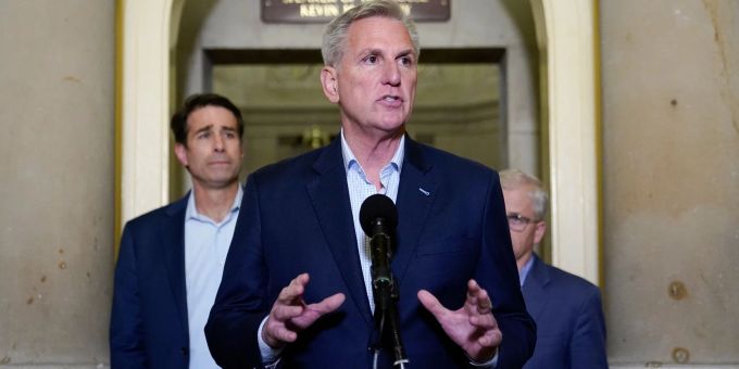 Kevin McCarthy, Sprecher des Repräsentantenhauses, spricht zu den Journalisten. Kevin McCarthy, Sprecher des Repräsentantenhauses, spricht zu den Journalisten.